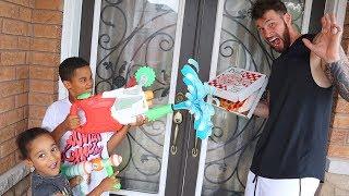 Water Blaster Prank on Pizza Delivery Guy | Kids Pretend Play | FamousTubeKIDS